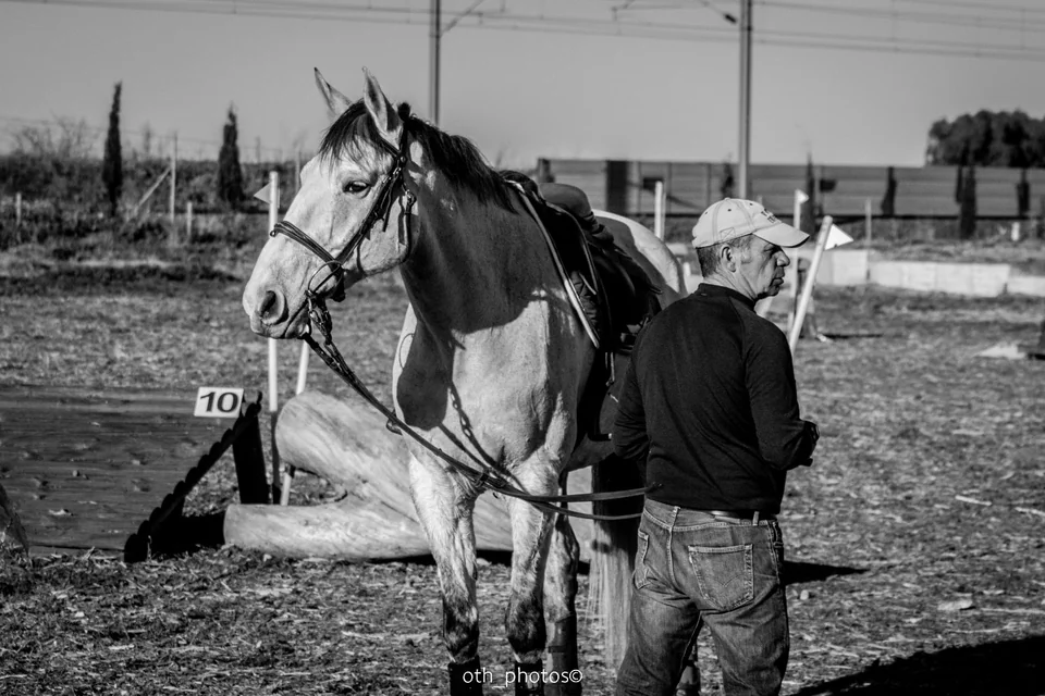 Philippe auprès d’un cheval, photographie en noir et blanc