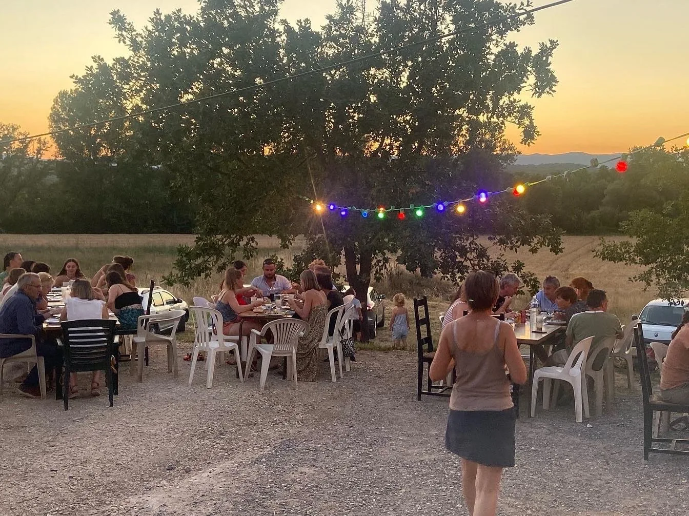 Un repas partagé en groupe en plein air