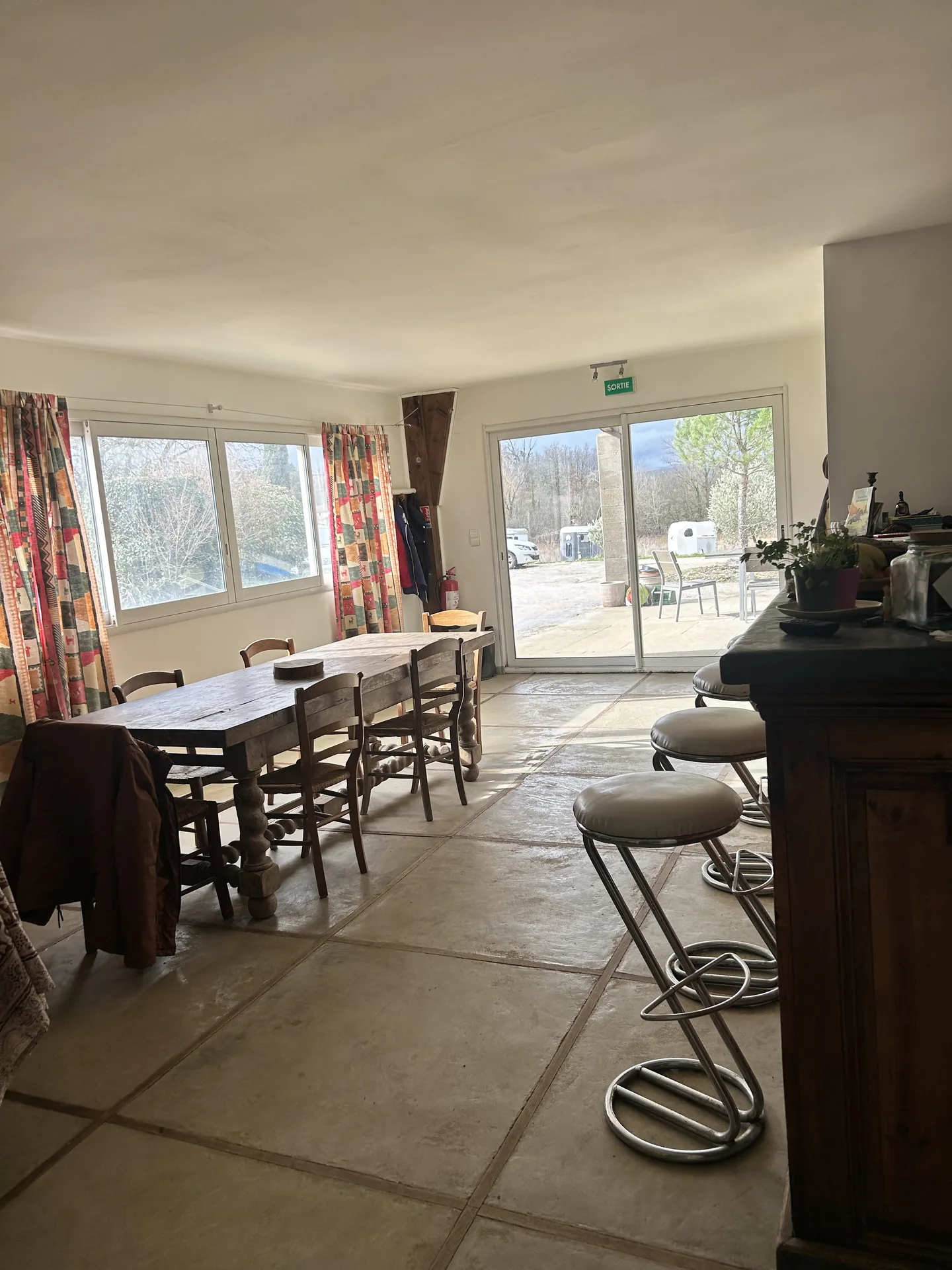 La salle à manger du gîte ouverte sur la terrasse