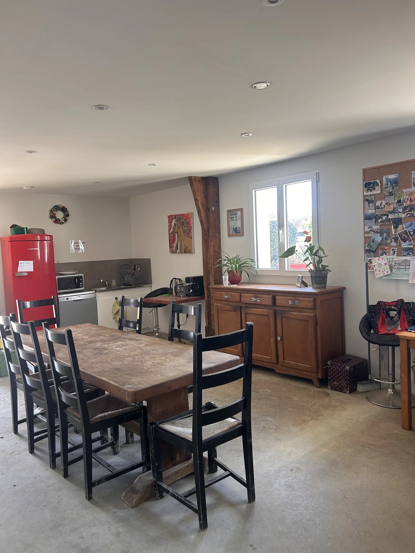 Le club house avec son coin cuisine et sa grande table