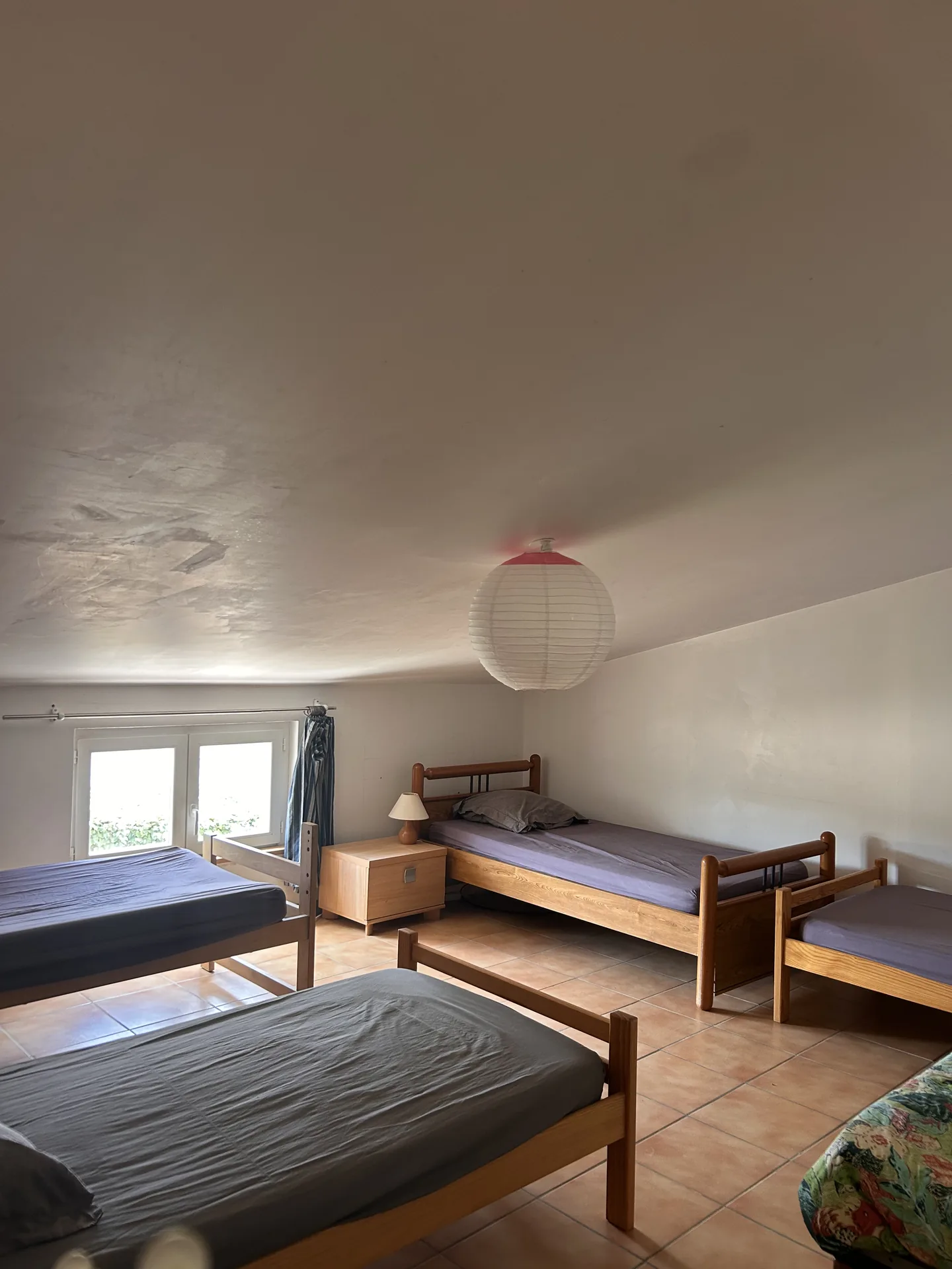 Une chambre du gîte avec des lits individuels