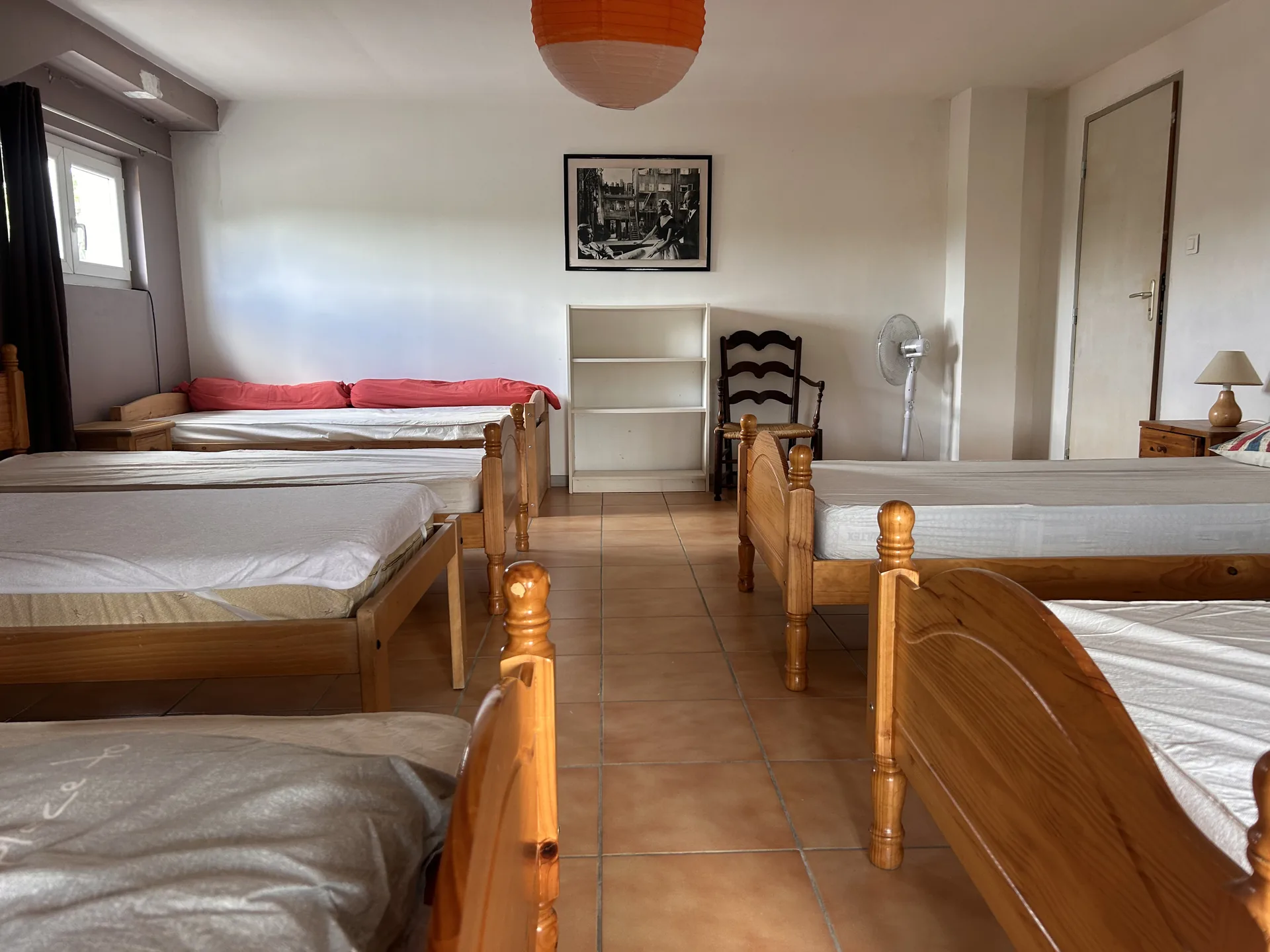 Une chambre du gîte avec plusieurs lits individuels
