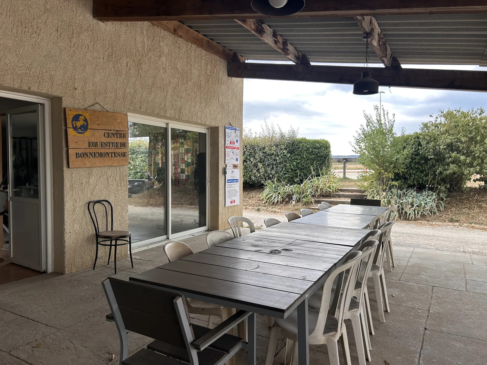 La terrasse couverte et sa grande table pour se retrouver