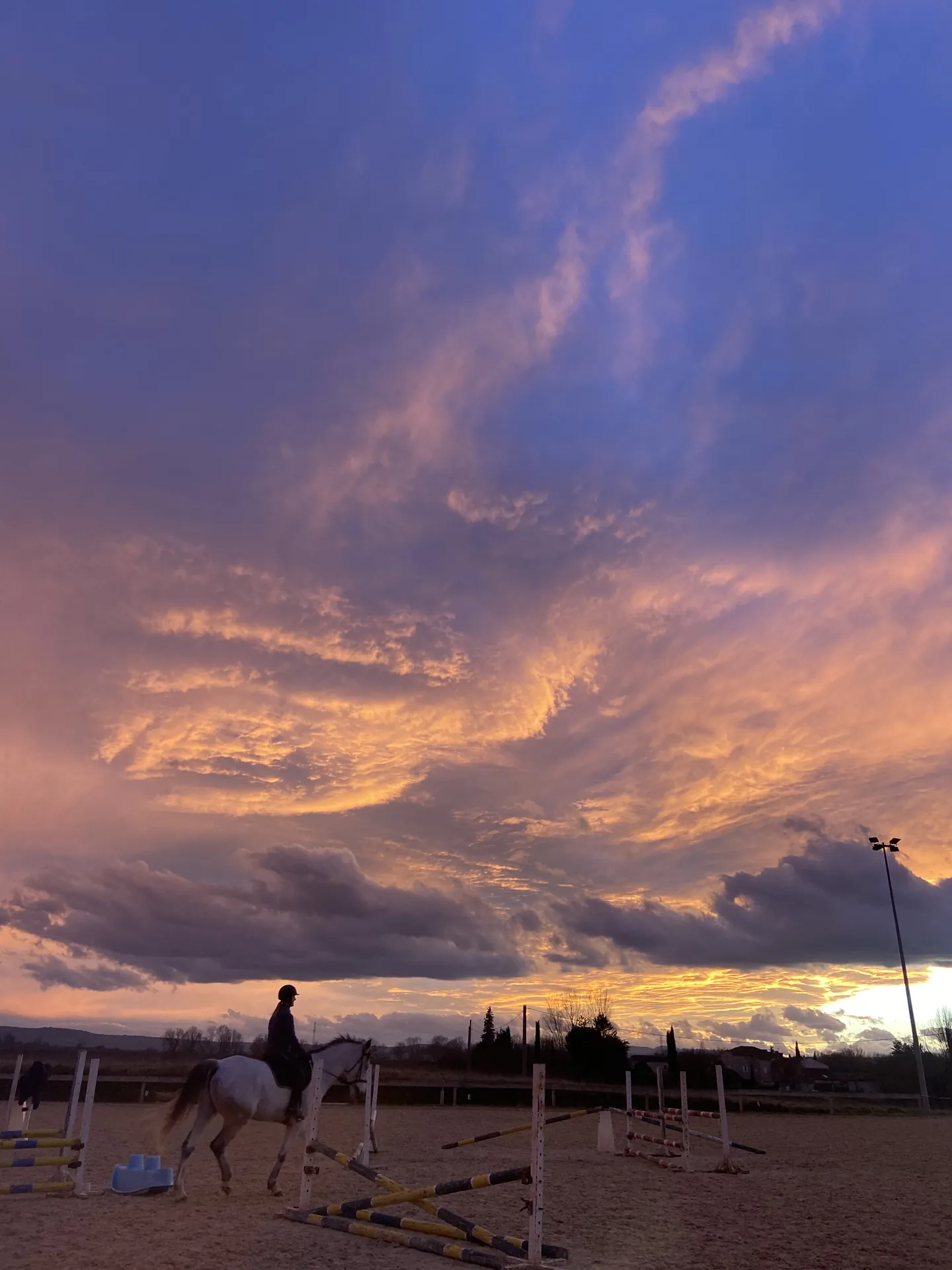 La silhouette d’un cavalier à cheval sous un ciel de coucher de soleil