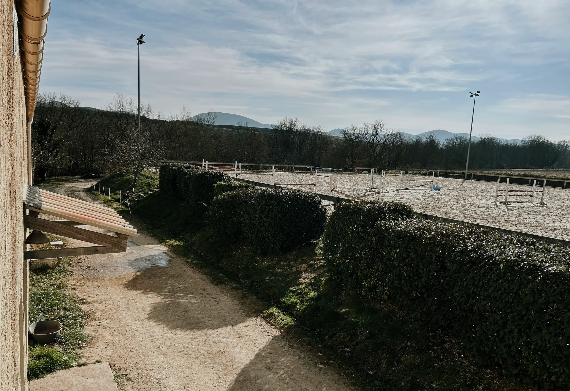 La carrière et ses obstacles, vus depuis les bâtiments du centre
