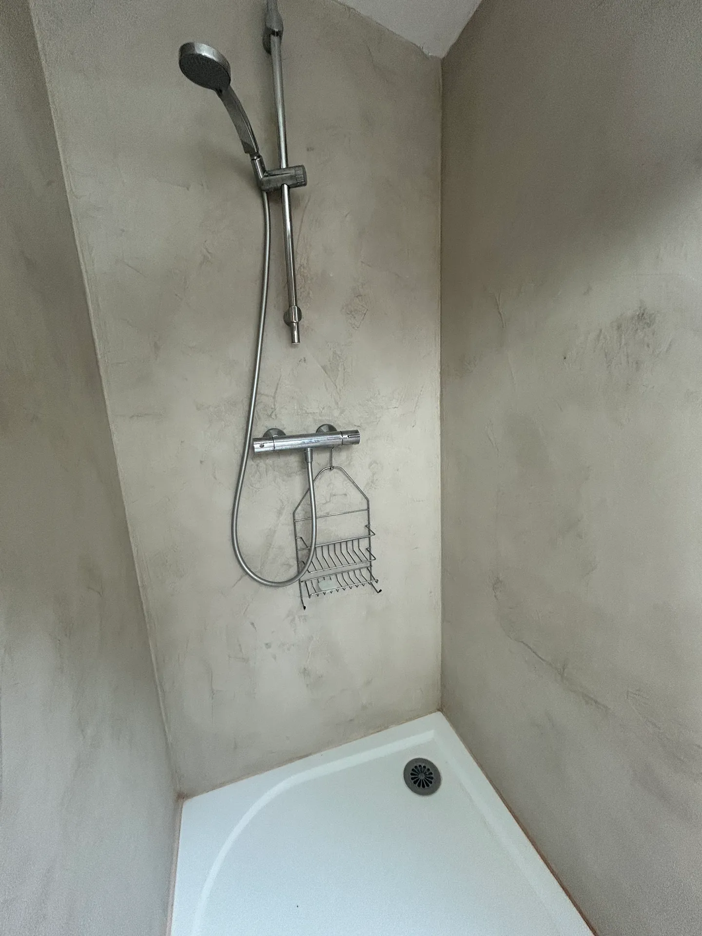La douche du gîte avec son receveur et sa douchette
