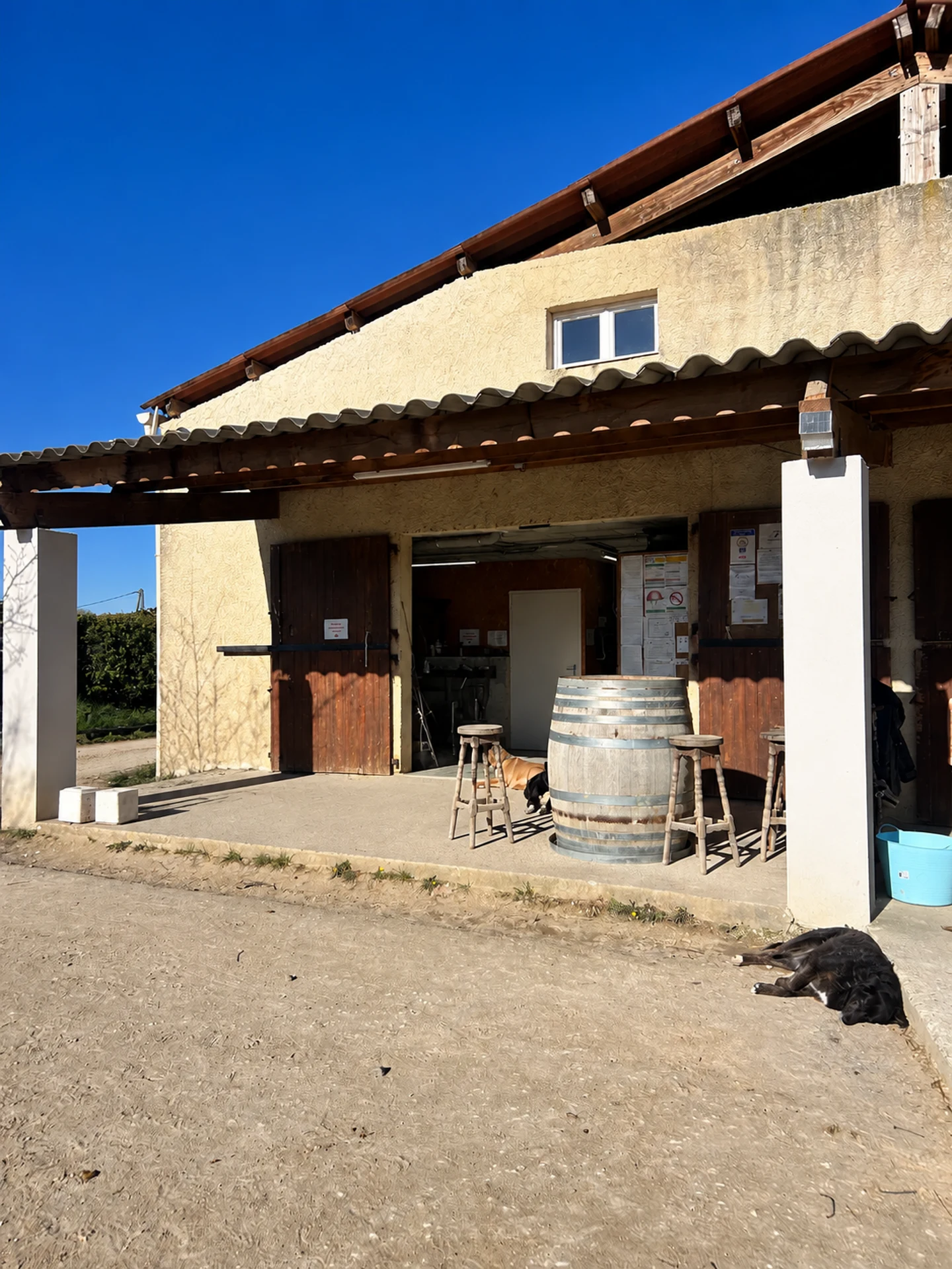 La façade ensoleillée du bâtiment du gîte et son espace extérieur abrité