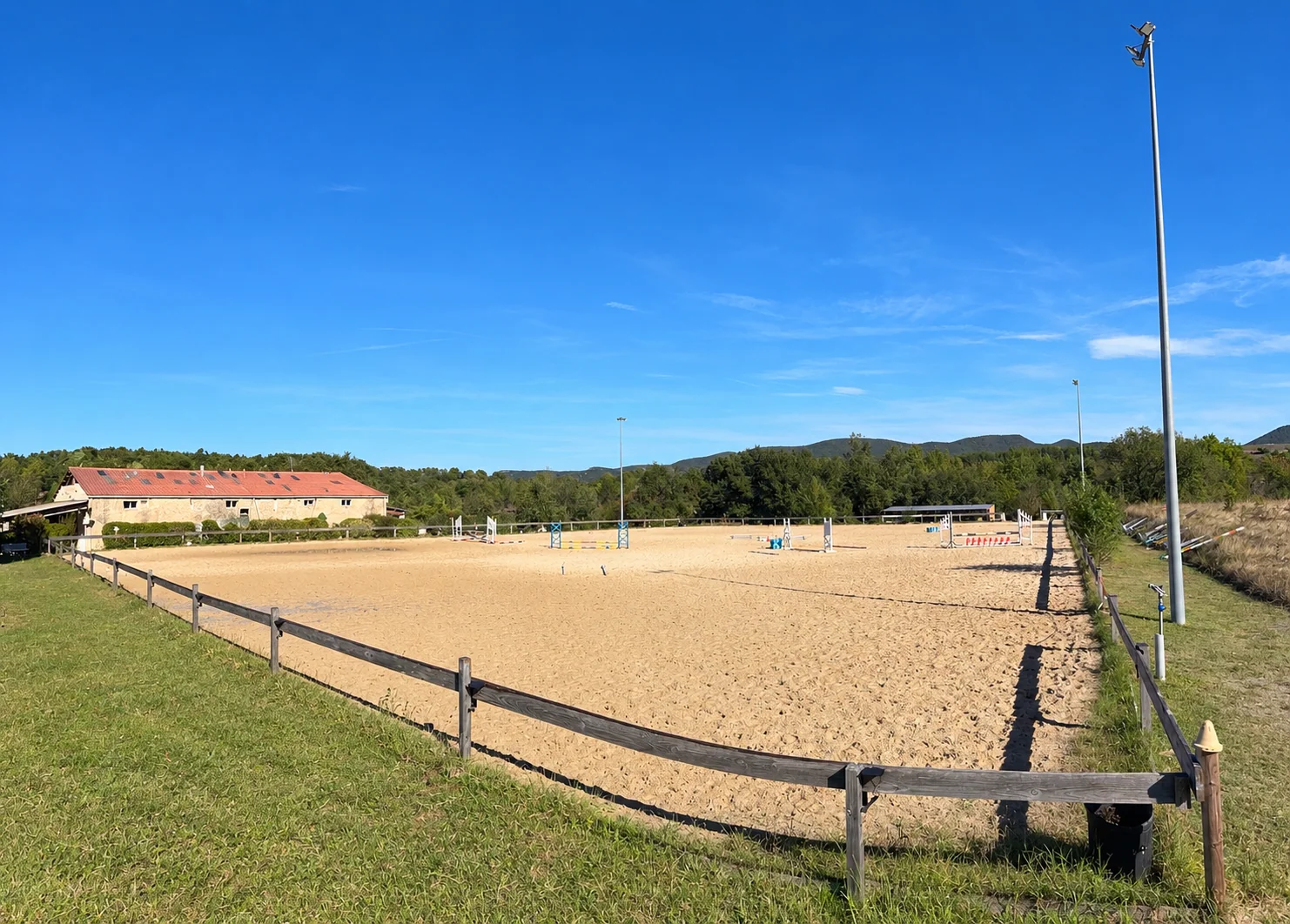 La carrière de sable avec ses obstacles, ses éclairages et le bâtiment du centre sous un ciel bleu